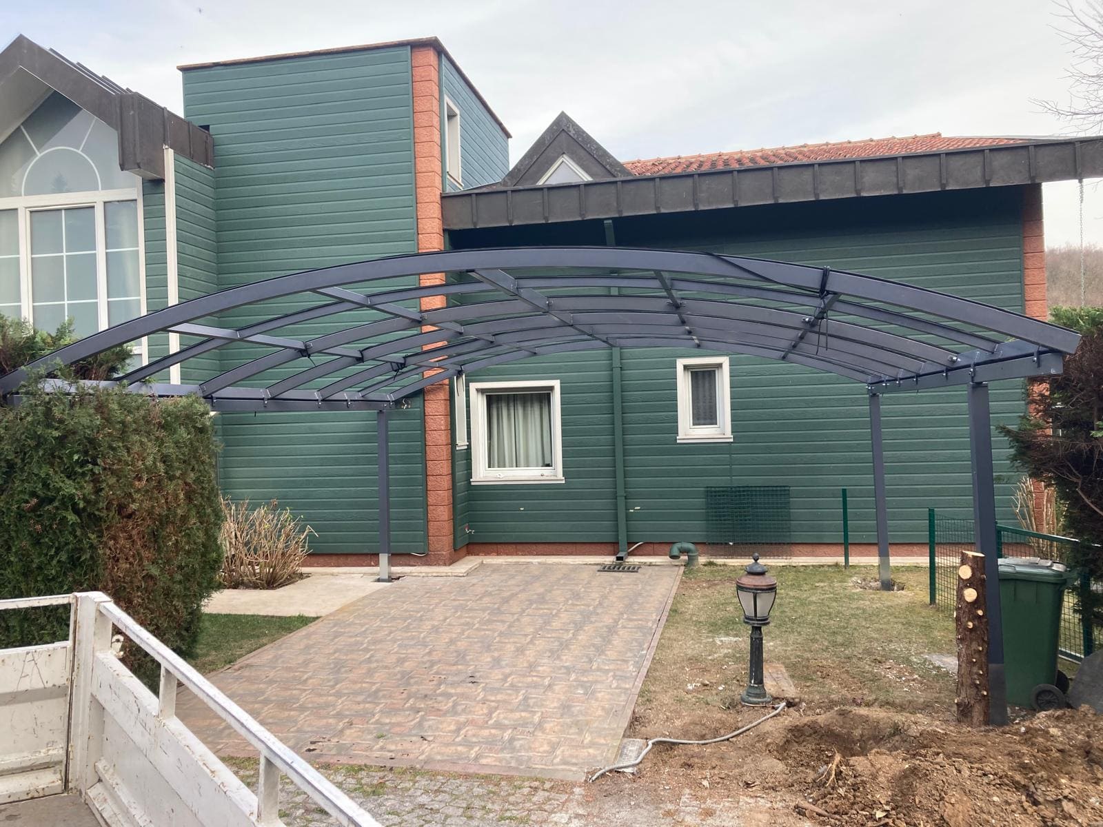 Çelik konstrüksiyon - Güneş kırıcı polikarbon kaplama garaj imalatı ve montajı - proje görseli 1