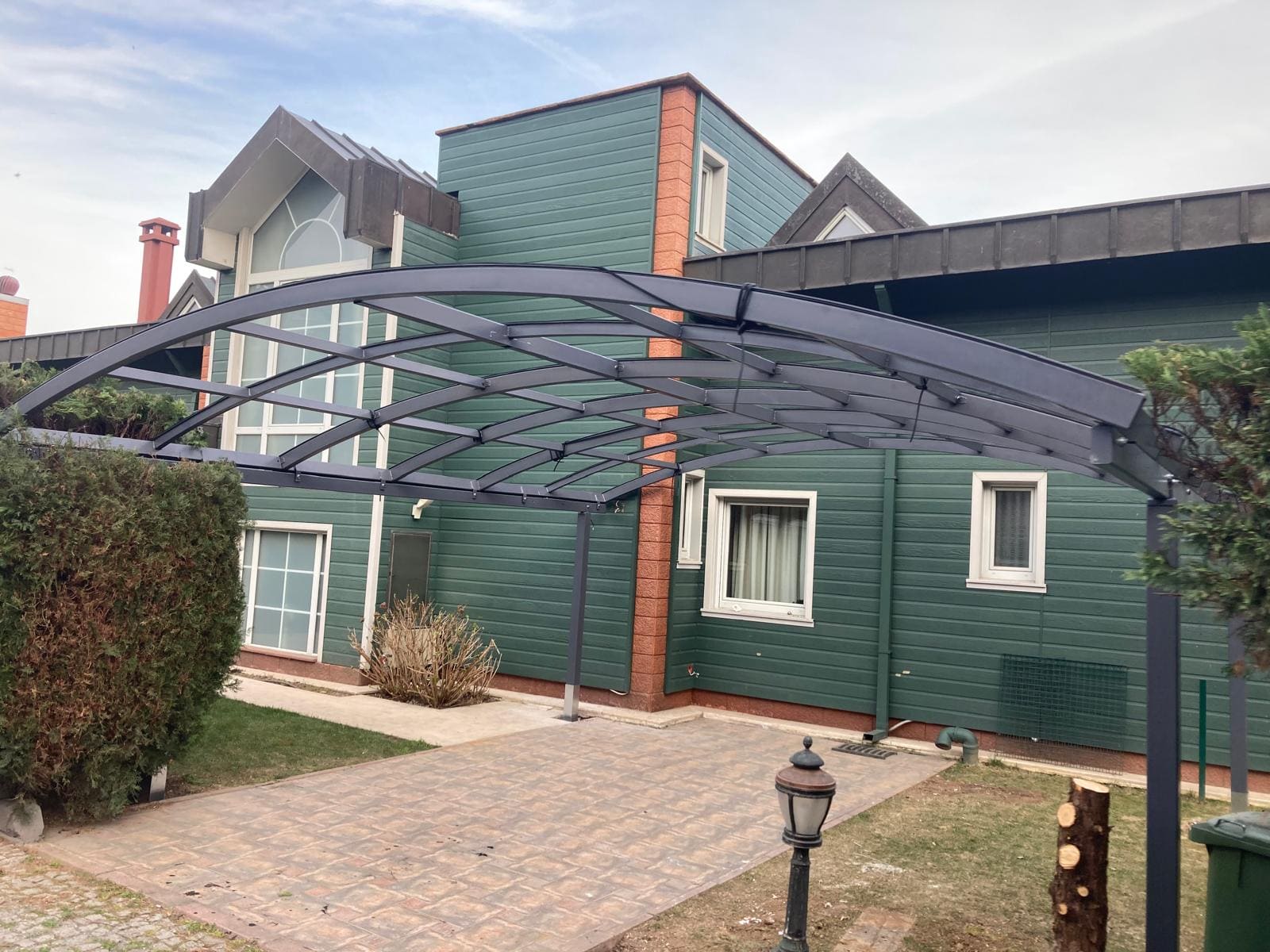 Çelik konstrüksiyon - Güneş kırıcı polikarbon kaplama garaj imalatı ve montajı - proje görseli 2