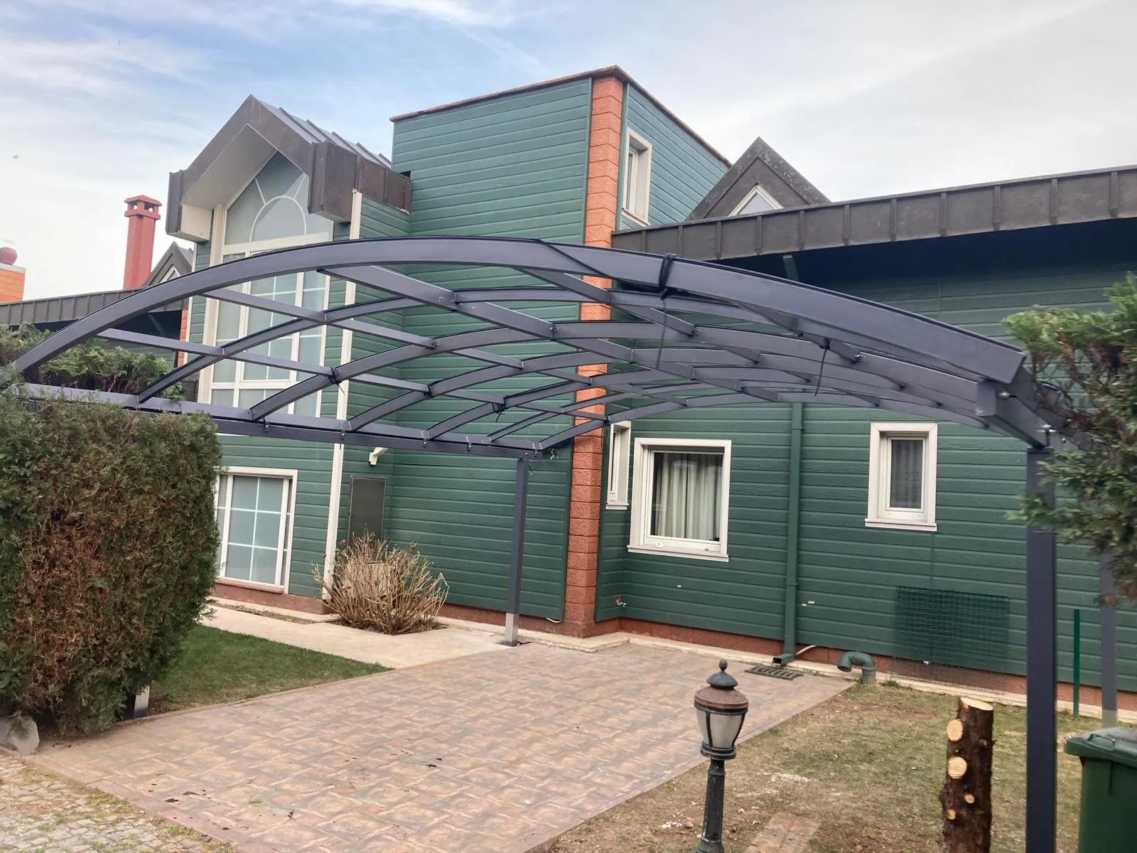 Çelik konstrüksiyon - Güneş kırıcı polikarbon kaplama garaj imalatı ve montajı - proje görseli 2