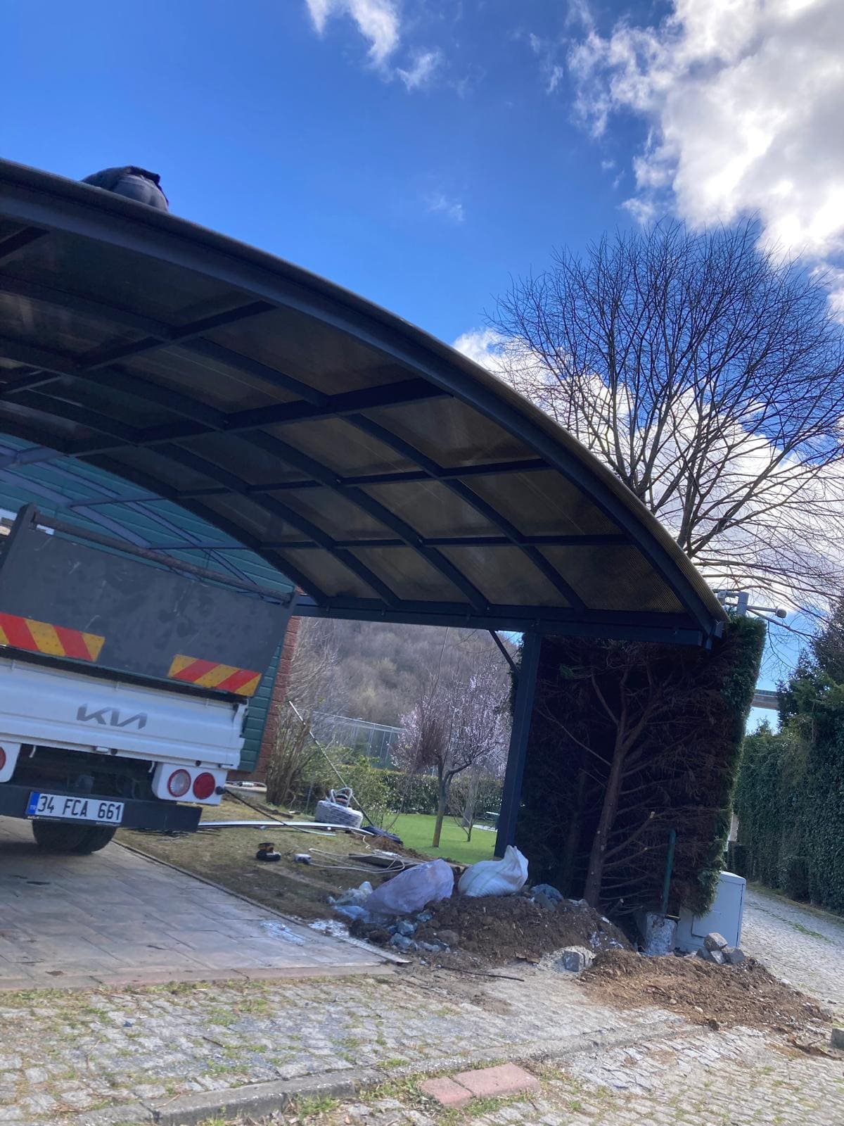 Çelik konstrüksiyon - Güneş kırıcı polikarbon kaplama garaj imalatı ve montajı - proje görseli 3