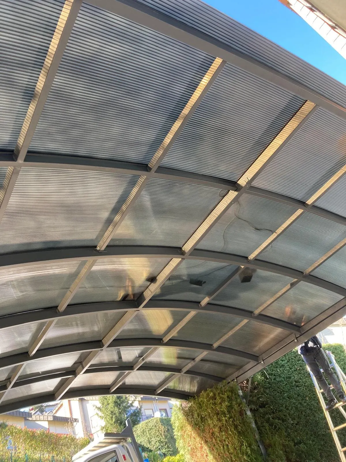 Çelik konstrüksiyon - Güneş kırıcı polikarbon kaplama garaj imalatı ve montajı - proje görseli 4