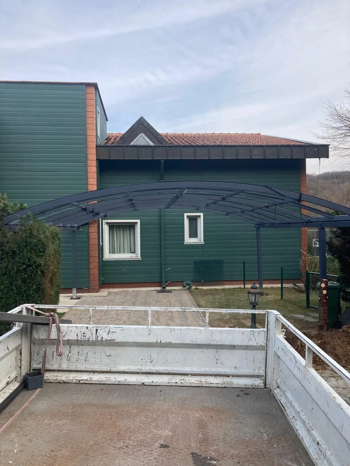 Çelik konstrüksiyon - Güneş kırıcı polikarbon kaplama garaj imalatı ve montajı - proje görseli 5