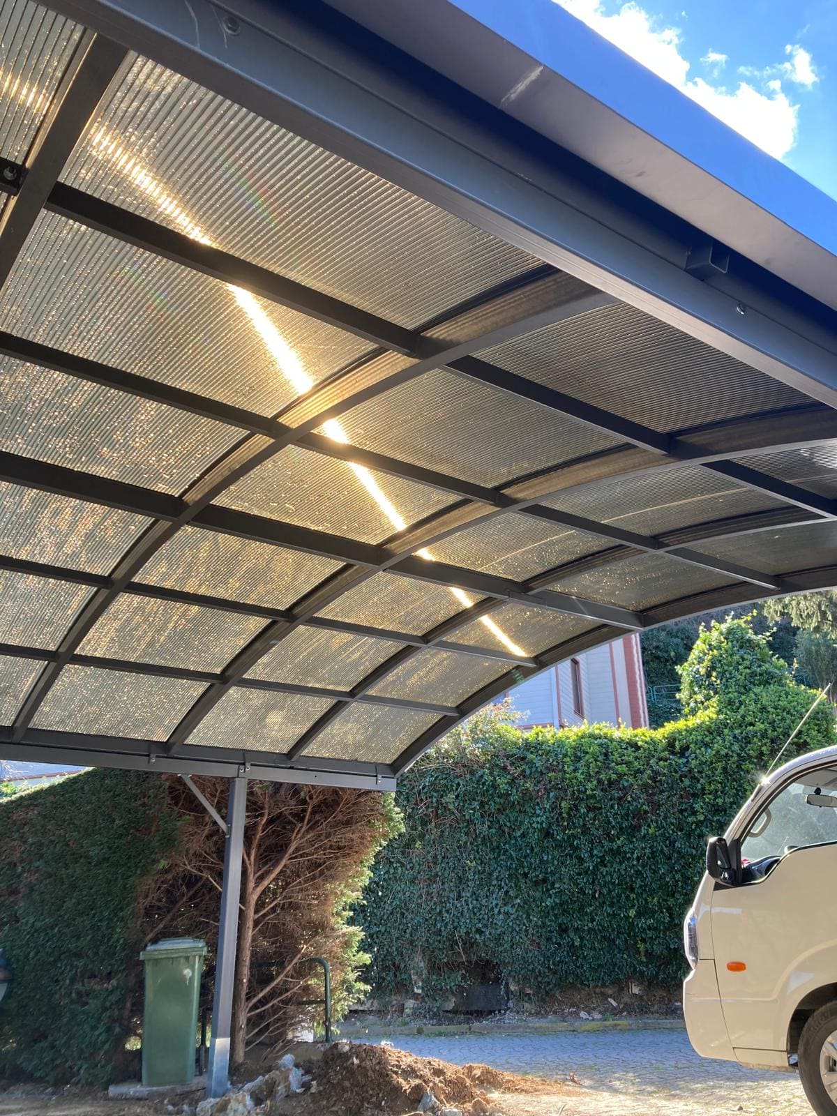 Çelik konstrüksiyon - Güneş kırıcı polikarbon kaplama garaj imalatı ve montajı - proje görseli 7