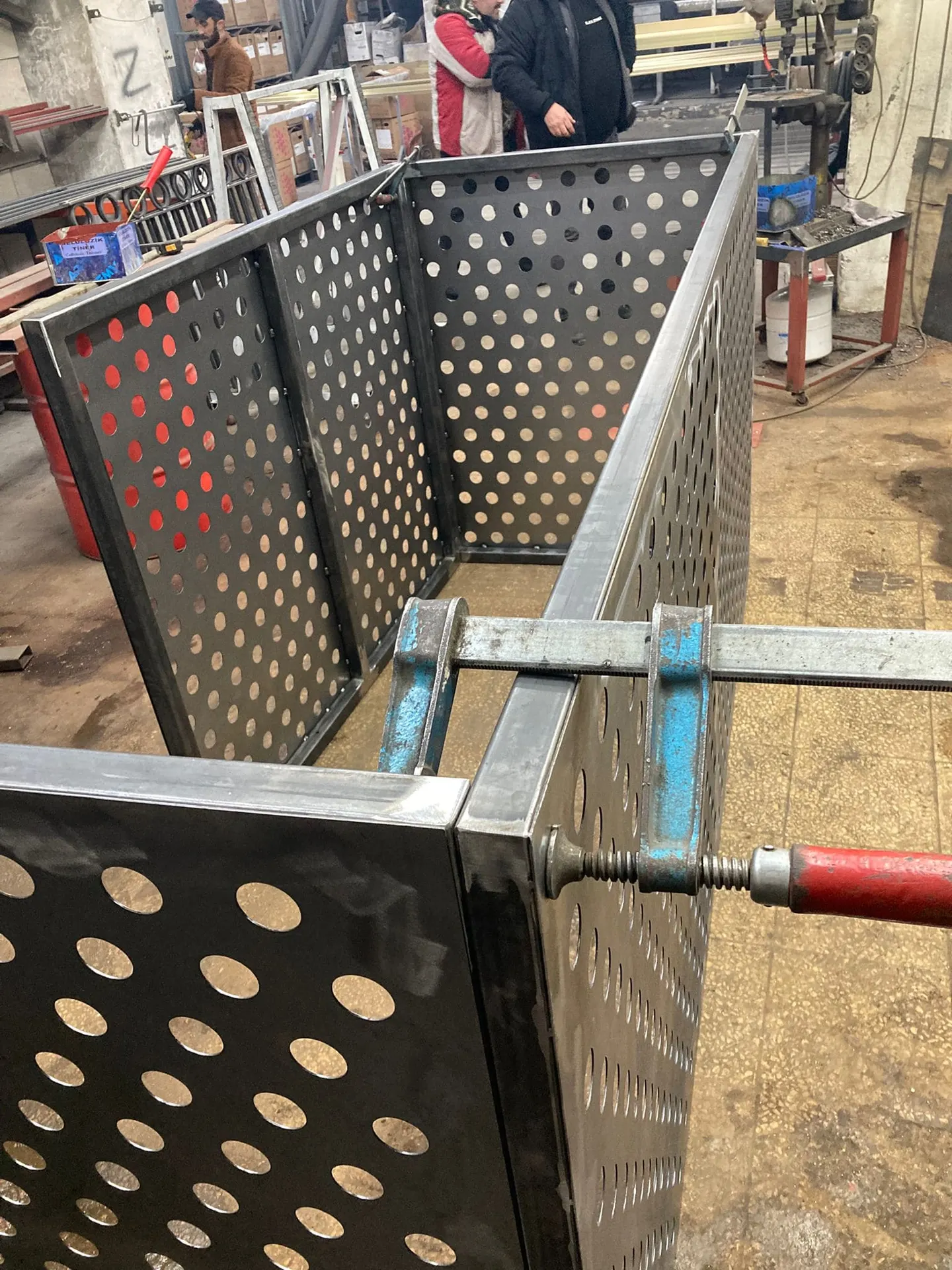 Merdiven korkulukları imalat boya ve montaj - proje görseli 5